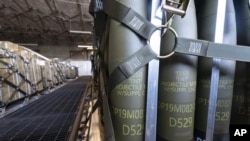 ARCHIVO - Paletas de proyectiles de 155 mm con destino final a Ucrania son cargadas por el Escuadrón de Puerto Aéreo 436, el viernes 29 de abril de 2022, en la Base de la Fuerza Aérea de Dover, Delaware, EEUU.