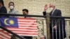Mantan Perdana Menteri Malaysia Najib Razak melambaikan tangan saat tiba di Pengadilan Banding di Putrajaya, Malaysia, Selasa, 23 Agustus 2022. (Foto: AP)
