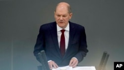 Kancelari gjerman Olaf Scholz mban një fjalim mbi sulmin rus ndaj Ukrainës gjatë një takimi të parlamentit federal gjerman, Berlin, 27 shkurt 2022. (AP Photo/Michael Sohn)