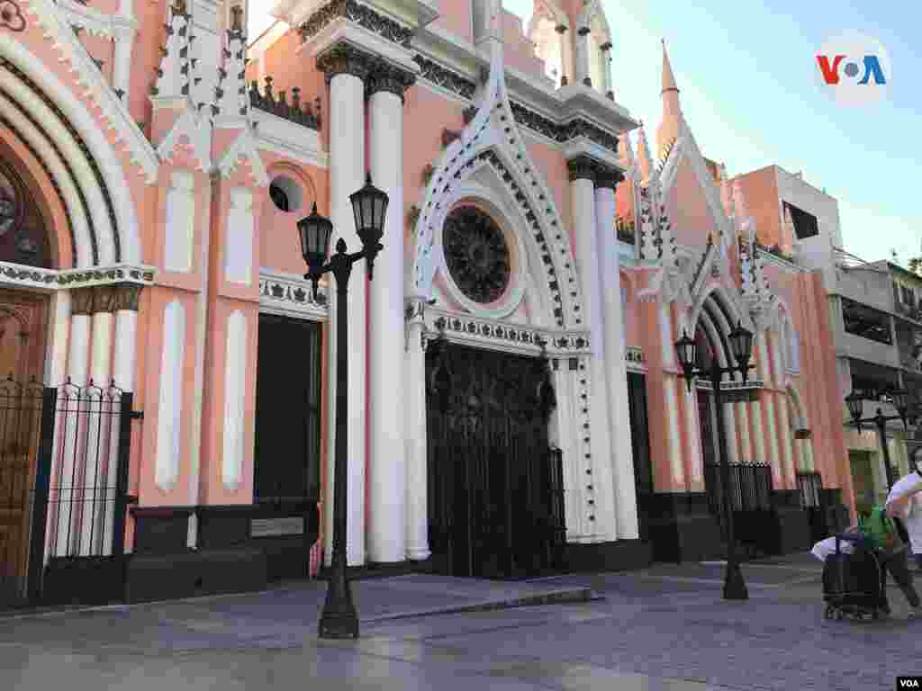 Basílica de Santa Capilla, Monumento Histórico Nacional de estilo neogótico construida en 1883, ubicado en el centro de Caracas. Fue reconstruida tras un terremoto ocurrido en 1967. Febrero de 2022. Foto: Carolina Alcalde - VOA. 