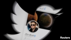 Foto ilustrasi yang menunjukkan akun Twitter milik Elon Musk yang tersemat pada logo media sosial tersebut. (Foto: Reuters/Dado Ruvic)