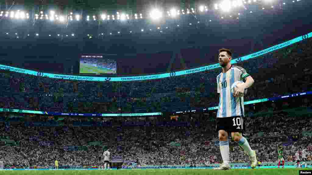 Lionel Messi nan match Ajantin kont Meksik nan Gwoup C a nan Mondyal Foutbol Qatar la, 26 Nov. 2022.