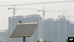 中国保定市街头的太阳能发电版为街灯供电