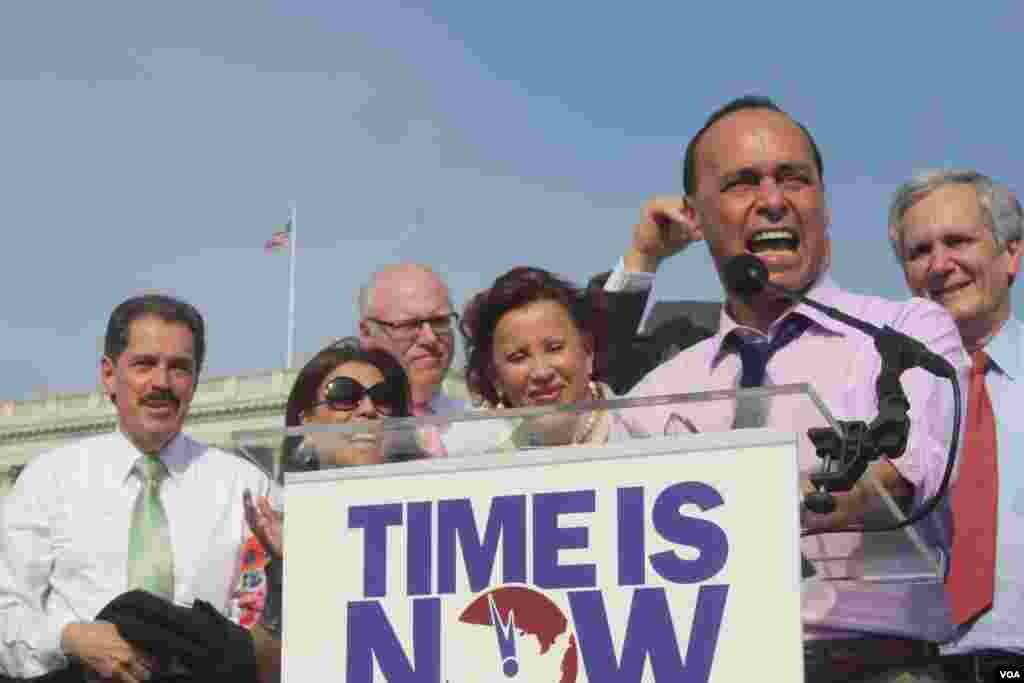 El congresista Luis Gutiérrez dio la bienvenida a sus colegas que unen fuerzas por lograr la aprobaci[on de un proyecto de ley para sacar de las sombras a más de 11 millones de indocumentados.