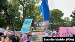 Ilustrasi desakan penghapusan kekerasan seksual terhadap perempuan. (Foto: VOA/Sasmito Madrim) 