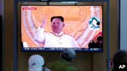 지난 12일 한국 서울 시내 철도역에서 북한 탄도미사일 발사 관련 뉴스가 방송되고 있다. (자료사진)