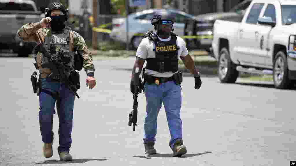 Polisi wapiga doria karibu na shule ya msingi ya Robb Elementary kufuatia shambulio la bunduki, Mei 24, 2022, in Uvalde, Texas.