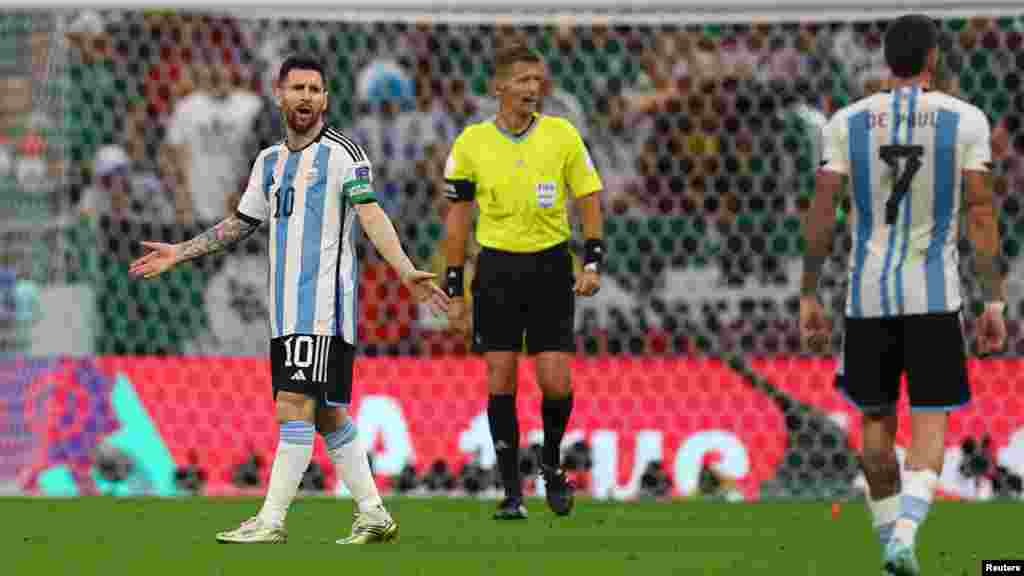 Lionel Messi reyaji pandan match Ajantin kont Meksik nan Gwoup C a nan Mondyal Foutbol Qatar la, 26 Nov. 2022.
