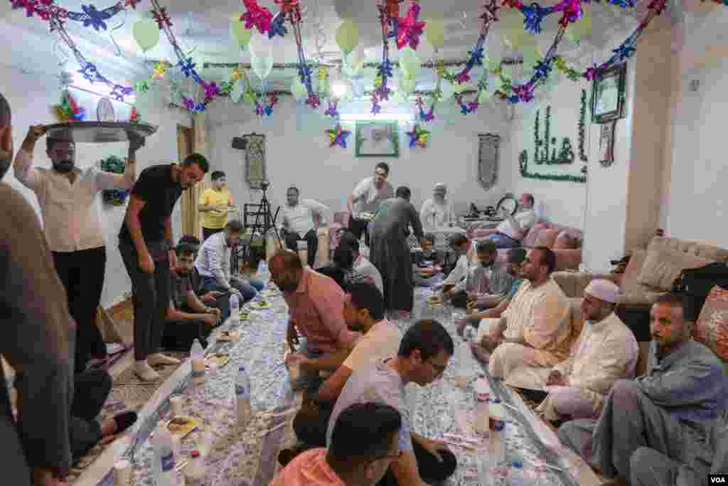 Some worshipers attend a holiday dinner in Cairo while others rely on humanitarian aid to celebrate the holiday, on Oct. 7, 2022. (Hamada Elrasam/VOA)