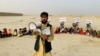 Matiullah Wesa, aktivis pendidikan Afghanistan, membaca untuk siswa di Afghanistan. (Foto: Istimewa/Matiullah Wesa)