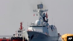 Kapal perang China "Wuhu" tipe 054A yang dilengkapi dengan peluru kendali bersiap untuk bersandar di Pelabuhan selatan Manila, Filipina, pada 17 Januari 2019. (Foto: AP/Bullit Marquez)
