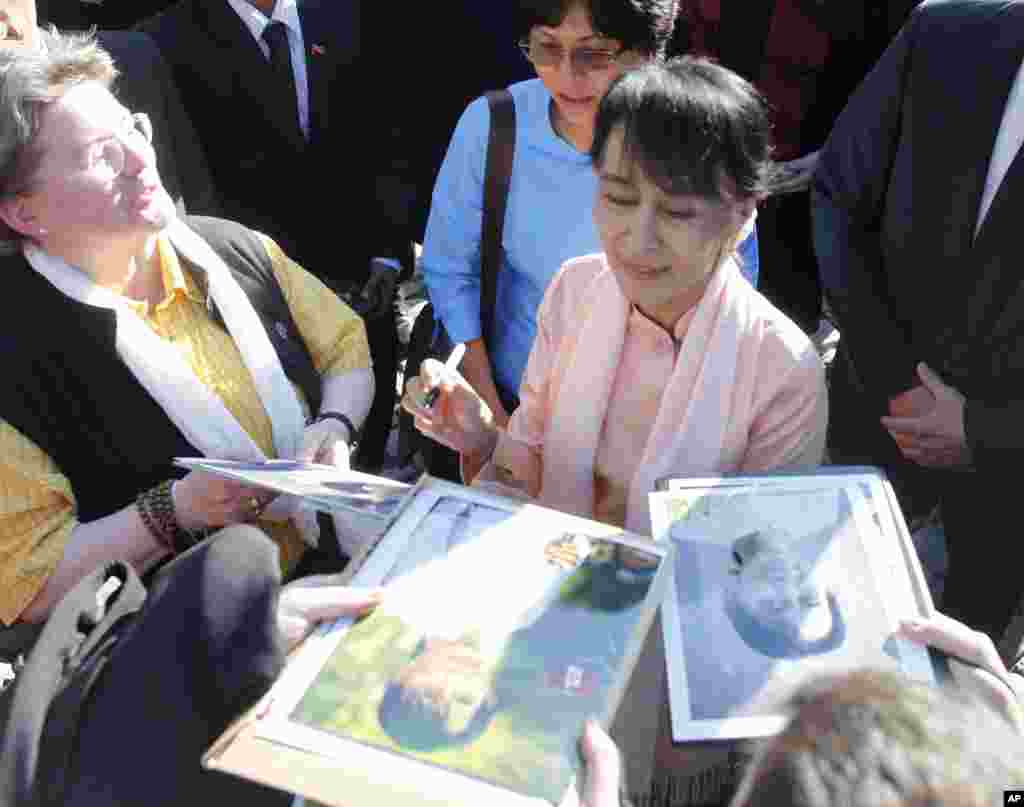Bà Aung San Suu Kyi ký tặng bên ngoài Quốc hội Thụy Sĩ ở Bern, Thụy Sĩ, ngày 14 tháng 6 năm 2012