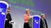 Presiden Komisi Eropa Ursula von der Leyen (tengah) dalam konferensi pers di kantor pusat Uni Eropa di Brussels, Belgia, 14 Juli 2021. 