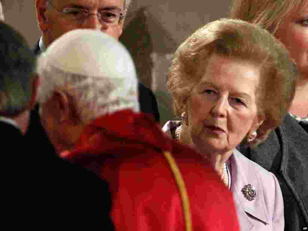Margaret Thatcher menyambut Paus Benediktus XVI di gereja Westminster di London, 17 September 2010 dalam kunjungan pertama Paus ke Inggris (Christopher Furlong/Getty Images)