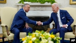 Presiden AS Joe Biden (kanan) ketika menerima PM Irak Mustafa al-Kadhimi di Gedung Putih, 26 Juli 2021 lalu (foto: dok). 