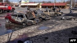 Los autos calcinados se muestran afuera de una estación de tren en Kramatorsk, en el este de Ucrania, que estaba siendo utilizada para evacuaciones civiles, luego de que un ataque con misiles matara al menos a más de medio centenar de personas, el 8 de abril de 2022.