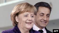 Thủ tướng Đức Angela Merkel (trái) và Tổng thống Pháp Nicolas Sarkozy