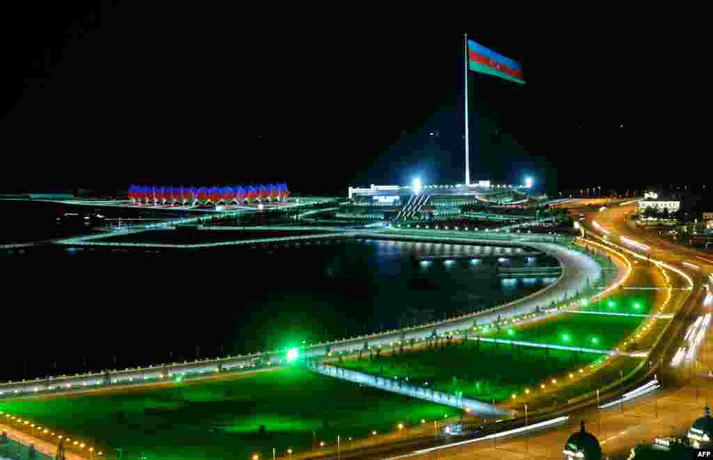 Sebuah tiang raksasa dengan bendera Azerbaijan berkibar diatasnya, terpancang di Baku ibukota Azerbaijan. Azerbaijan merayakan kemerdekaannya yang ke- 22 yang diperoleh setelah runtuhnya Uni Soviet.