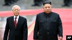 지난해 3월 베트남 하노이에서 응우옌 푸 쫑 국가주석과 김정은 북한 국무위원장이 의장대를 사열하고 있다.