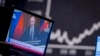 En la imagen de archivo el presidente de Rusia, Vladimir Putin, aparece en una pantalla de televisión en la bolsa de valores de Fráncfort, Alemania, el viernes 25 de febrero de 2022. 