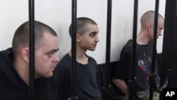 Эйден Эслин, Брахим Саадун и Шон Пиннер во время суда (архивное фото) 