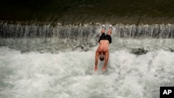 Un hombre se sumerge en las frescas aguas del río Comal, el martes 14 de junio de 2022, en New Braunfels, Texas. (Foto AP/Eric Gay)