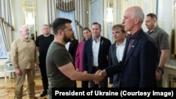 Делегация Конгресса в Киеве. Президент Украины Владимир Зеленский и конгрессмен Адам Смит обмениваются рукопожатием