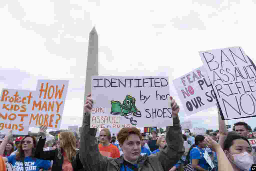 Maelfu ya watu wahudhuria mkutano wa kup[inga bunduki 'March for Our Lives' mjini Washington, DC, Jumamosi, June 11, 2022.