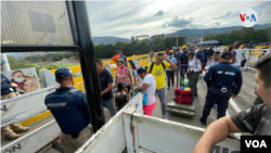 La apertura el lunes 26 de septiembre de 2022 de la frontera colombo-venezolana ha generado expectativas entre los ciudadanos que buscan cruzar de un país a otro, sin temor a ser extorsionados o maltratados. [Foto: Hugo Echeverry, VOA]