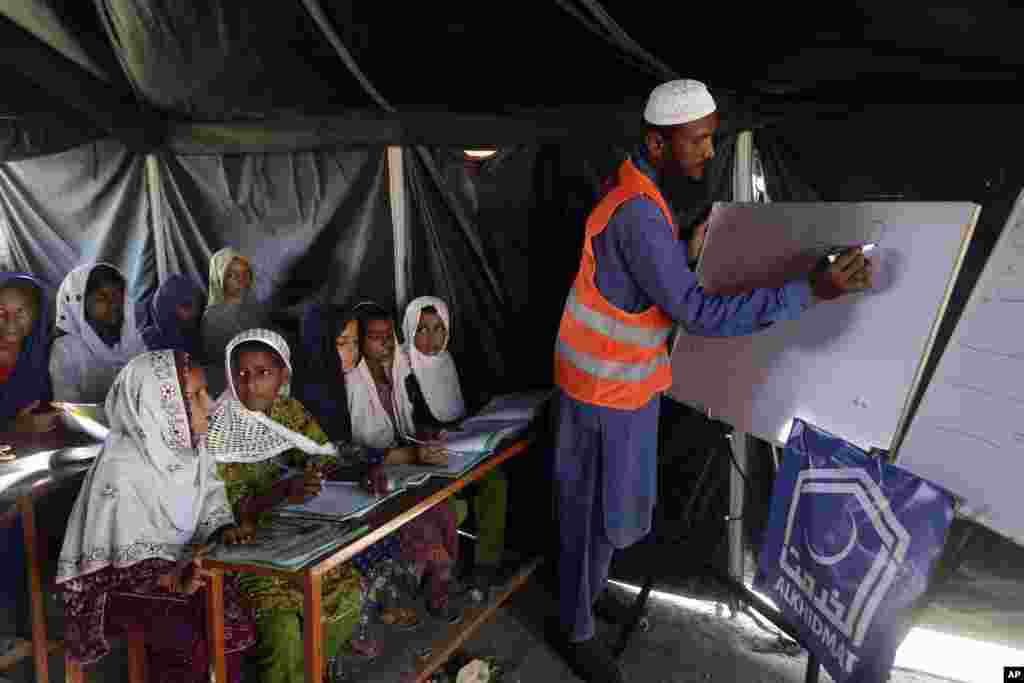 Flood affected children attend school organized by Islamic group Jamaat-e-Islami Pakistan, in Sukkur, Pakistan, Sept. 4, 2022.