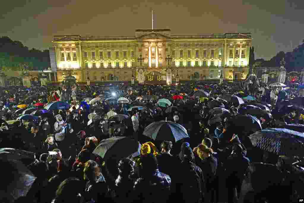 People gather outside Buckingham Palace following the announcement of the death of Queen Elizabeth II, in London, Sept. 8, 2022.