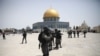 Izraelska policija kada je stupio na snagu prekid vatre ispred džamije Al Aksa u Jerusalimu as a cease-fire took effect between Hamas and Israel after 11-day war. 