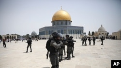Izraelska policija kada je stupio na snagu prekid vatre ispred džamije Al Aksa u Jerusalimu as a cease-fire took effect between Hamas and Israel after 11-day war. 