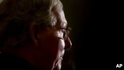 El líder de la mayoría del Senado, Mitch MaConnell, reconoció que la ley de financiamiento de DHS está "atascada".