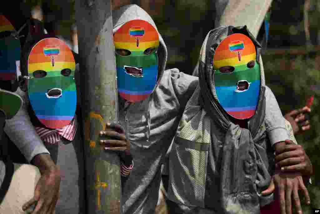 Gay dan lesbian Kenya dan pendukung gerakan mereka mengenakan topeng untuk menjaga kerahasiaan identitas mereka ketika protes melawan posisi Uganda yang semakin keras terhadap homoseksualitas dan sebagai tanda solidaritas dengan rekan-rekan mereka di sana, di luar Komisi Tinggi Uganda di Nairobi.