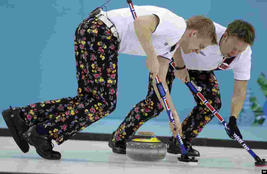 Altet Norwegia Haavard Vad Petersson dan Torger Nergaard saling menyapukan batu dalam pertandingan melawan Kanada di Olimpiade Musim Dingin Sochi 2014 (14/2).