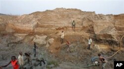 Alguns jovens levados para trabalhos forçados foram presos por garimpo ilegal de diamantes em zonas como a desta imagem de arquivo.