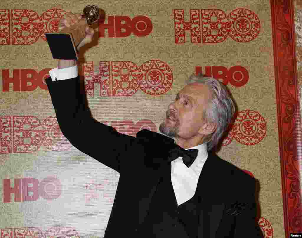 Michael Douglas memegang penghargaan Golden Globe yang dimenangkannya sebagai Aktor Drama Terbaik untuk serial TV "Behind the Candelabra" pada pesta setelah acara Golden Globe Awards, 12 Januari 2014.