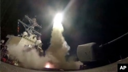 Gambar cuplikan dari video yang dibagikan oleh AL AS, tampak rudal berpanduan yang diluncurkan dari kapal perusak USS Porter (DDG 78) meluncurkan rudal serangan darat, Tomahawk, di Laut Mediterranea, hari Jum’at, 7 April 2017 (foto: Spesialis Komunikasi Masa Kelas Tiga Ford Williams/AL AS via AP)