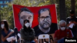 Trabajadores de la Fundación Nacional del Indio de Brasil (FUNAI) asisten a una huelga para protestar contra el presidente de la FUNAI, Marcelo Augusto Xavier, y exigir justicia para el periodista Dom Phillips y el experto indígena Bruno Pereira, asesinados en la Amazonía.