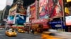Papan-papan iklan yang mempromosikan berbagai pertunjukan di teater Broadway di Times Square, Manhattan, New York (foto: dok). 