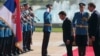 Predsednik Francuske Emanuel Makron i predsednik Srbije Aleksandar Vučić, stoje mirno dok se intoniraju nacionalne himne dve zemlje, ispred postrojene počasne garde Vojske Srbije, ispred Palate Srbija u Beogradu, 15. jula 2019.