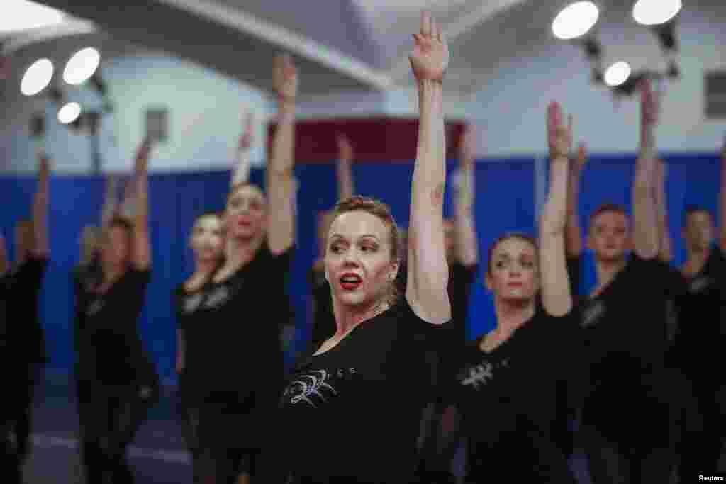 Penari dari 'Radio City Rockettes' berlatih untuk persiapan perayaan Natal Spektakuler 2013 di kota New York.