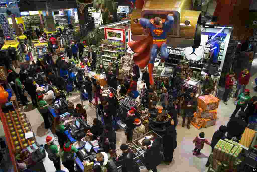 Para pengunjung antre membayar di kasir Times Square Toys R' Us, New York (28/11). (AP/John Minchillo)