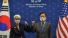 美国副国务卿谢尔曼和韩国外交通商部长官郑义溶在首尔举行会谈前互相碰肘。（2021年7月22日）