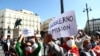 Manifestantes protestan en la Plaza del Sol de Madrid contra las nuevas medidas de confinamiento emitidas por el gobierno para sectores de la ciudad, el 21 de septiembre de 2020.