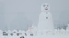 中国哈尔滨的国际冰雪雕塑节期间，大小雪人雪狗列队，一览游客小（2018年1月8日）