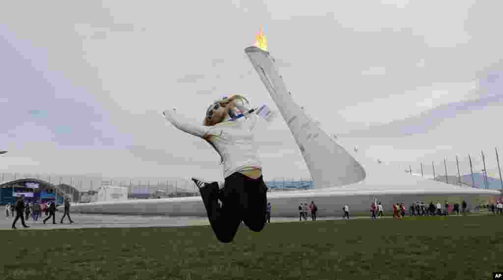 Evgenii Itbaev melompat ke udara saat seorang rekannya memotretnya dekat Obor Olimpiade 2014 (14/2).