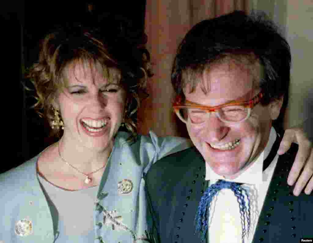 Actress Pam Dawber (L) shares a laugh with actor Robin Williams as they pose for photographers before the annual American Museum of the Moving Image Tribute dinner, Feb. 23, 1995, in New York. Williams and Dawber starred in the TV show "Mork and Mindy."