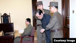 북한은 지난 2013년 12월 12일 특별군사재판을 열고 장성택을 사형에 처했다고, 하루 만에 관영매체들을 통해 공개했다. 사진은 당시 로동신문에 실린 장성택 재판 장면.